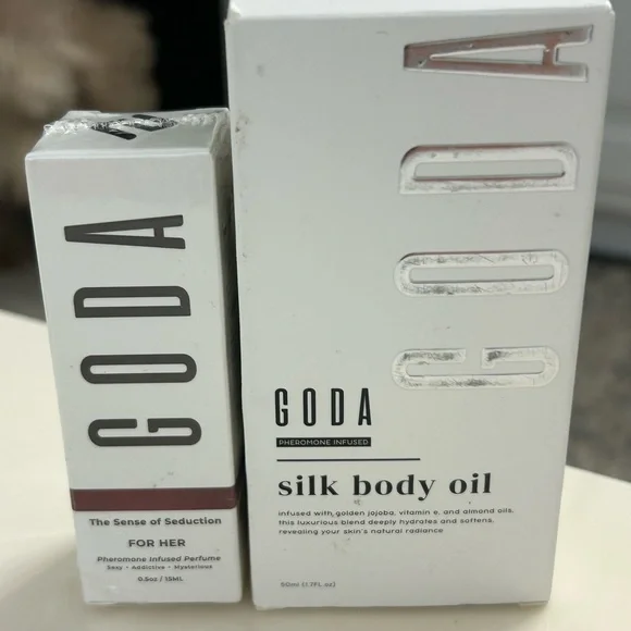 Silk Body Oil — Hydrating Body Oil in White - Picture 2 of 3